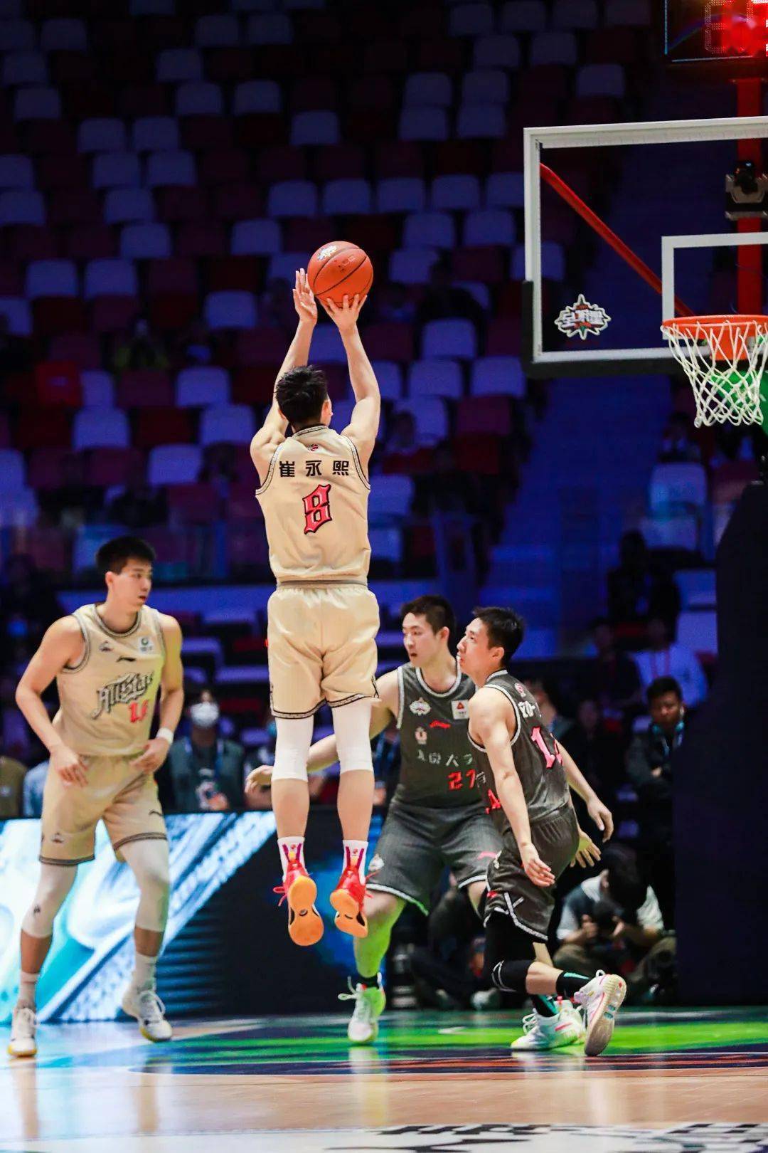 冲刺阶段体能课后，上海久事迎来里程碑备战CBA季后赛，赛场秩序良好，训练强度明显提升的简单介绍